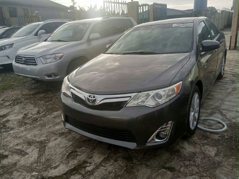 Toyota Camry XLE thumbnail 2