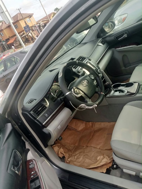 Toyota Camry XLE thumbnail 9
