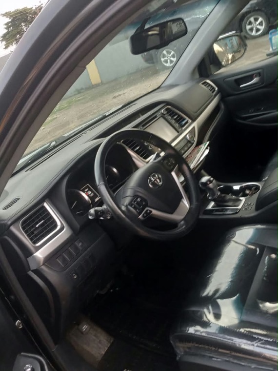 Toyota Highlander XLE thumbnail 2