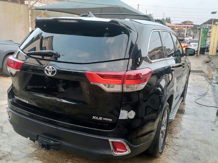 Toyota Highlander XLE thumbnail 3