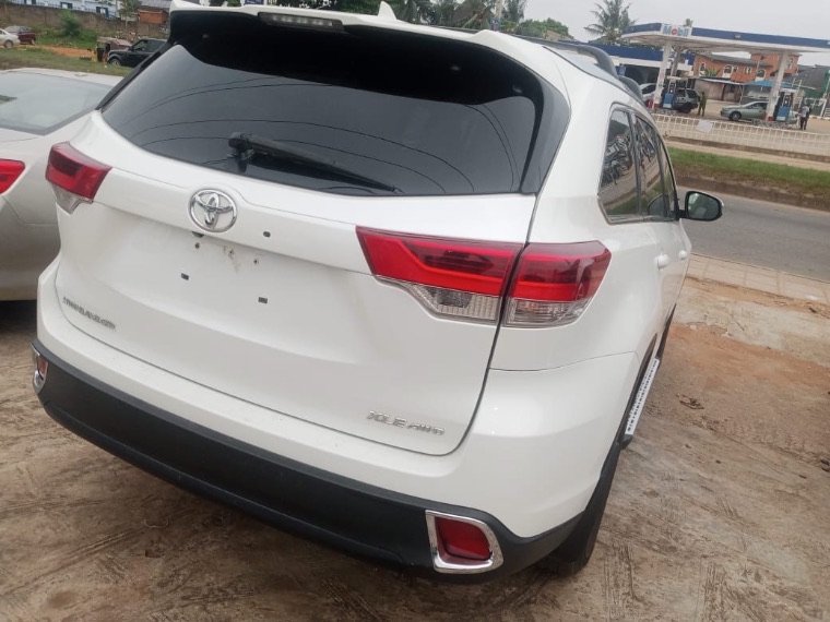 Toyota Highlander XLE thumbnail 2