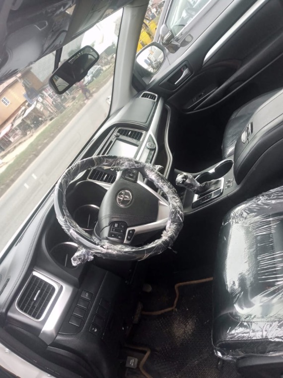 Toyota Highlander XLE thumbnail 3