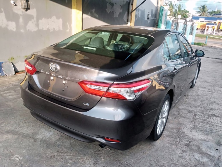 Toyota Camry LE thumbnail 2