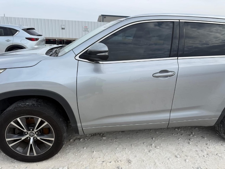 Toyota Highlander XLE thumbnail 2