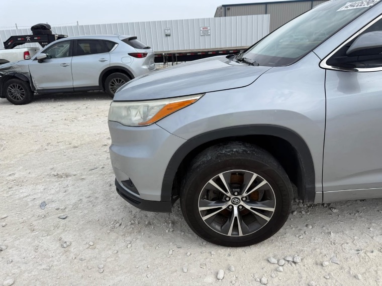 Toyota Highlander XLE thumbnail 3