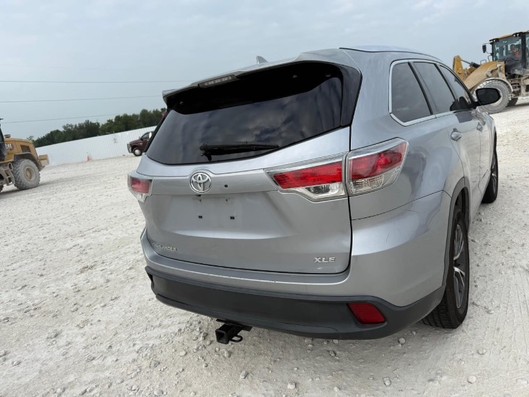 Toyota Highlander XLE thumbnail 4