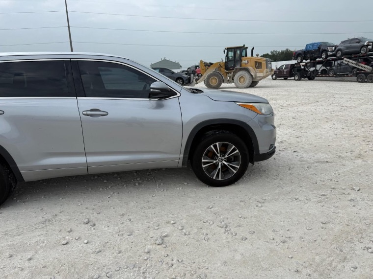 Toyota Highlander XLE thumbnail 5